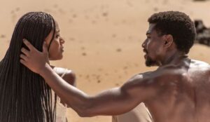 Tonho e Alika em cena de A Nobreza do Amor resumo 30 de março a 4 de abril com momento romântico no deserto