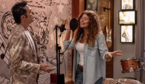 Agrado canta em estúdio ao lado de produtor musical em cena de Coração Acelerado durante a semana de 09 a 14 de março na novela das 19h da Globo; veja o resumo