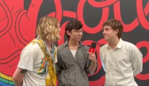 Royel Otis entrevista no Lollapalooza Brasil 2026 com repórter do Tracklist durante cobertura do festival