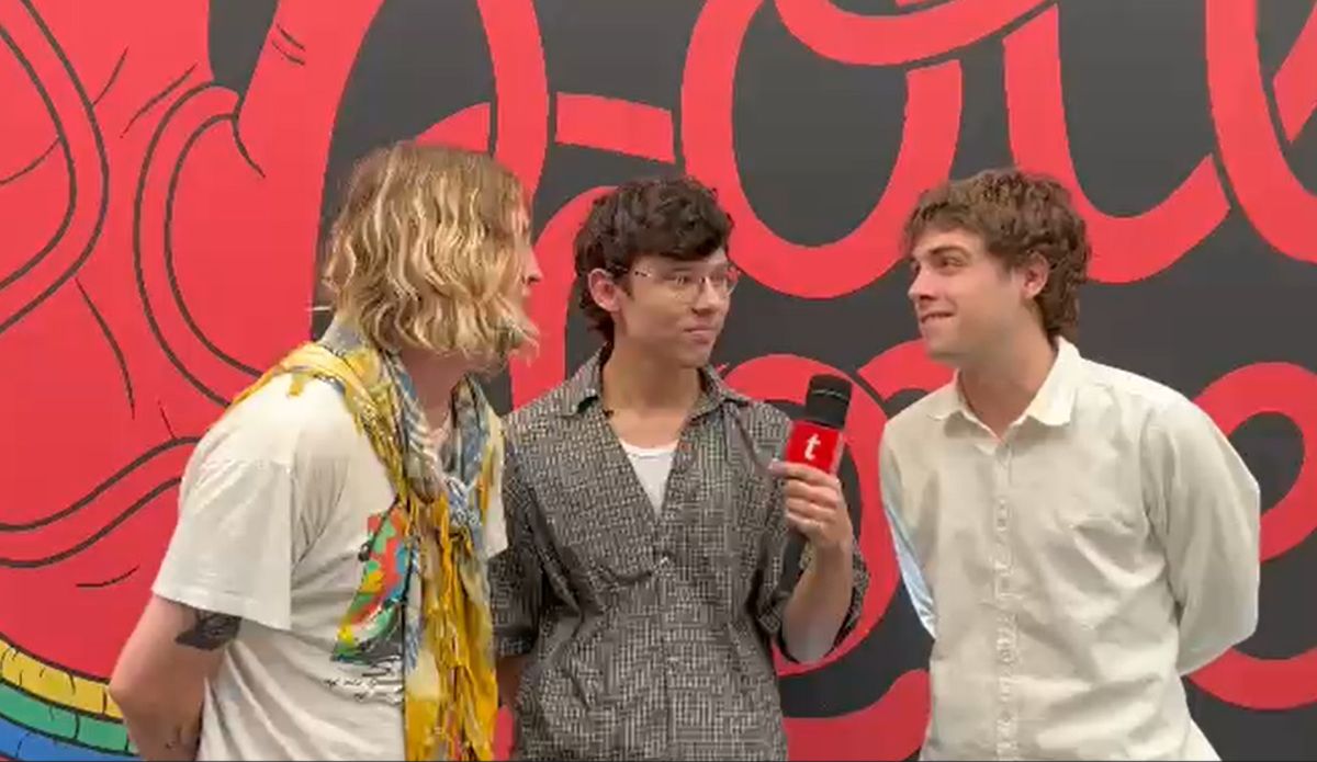 Royel Otis entrevista no Lollapalooza Brasil 2026 com repórter do Tracklist durante cobertura do festival