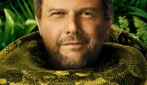 Selton Mello caracterizado no remake de Anaconda, novo filme da franquia que estreia no streaming