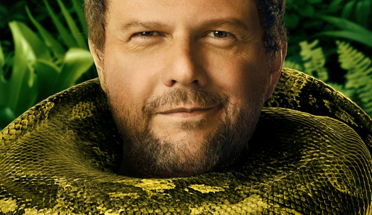 Selton Mello caracterizado no remake de Anaconda, novo filme da franquia que estreia no streaming