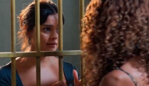 Gerluce atrás das grades conversa com Viviane em cena de Três Graças na semana de 23 a 28 de março na Globo.