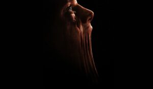 Primeiro pôster de Cara de Barro destaca transformação grotesca do vilão em filme da DC Studios