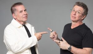 Boninho e Leandro Hassum posam juntos em foto promocional de “Casa do Patrão”, novo reality da Record. Os dois aparecem apontando um para o outro diante de fundo neutro.