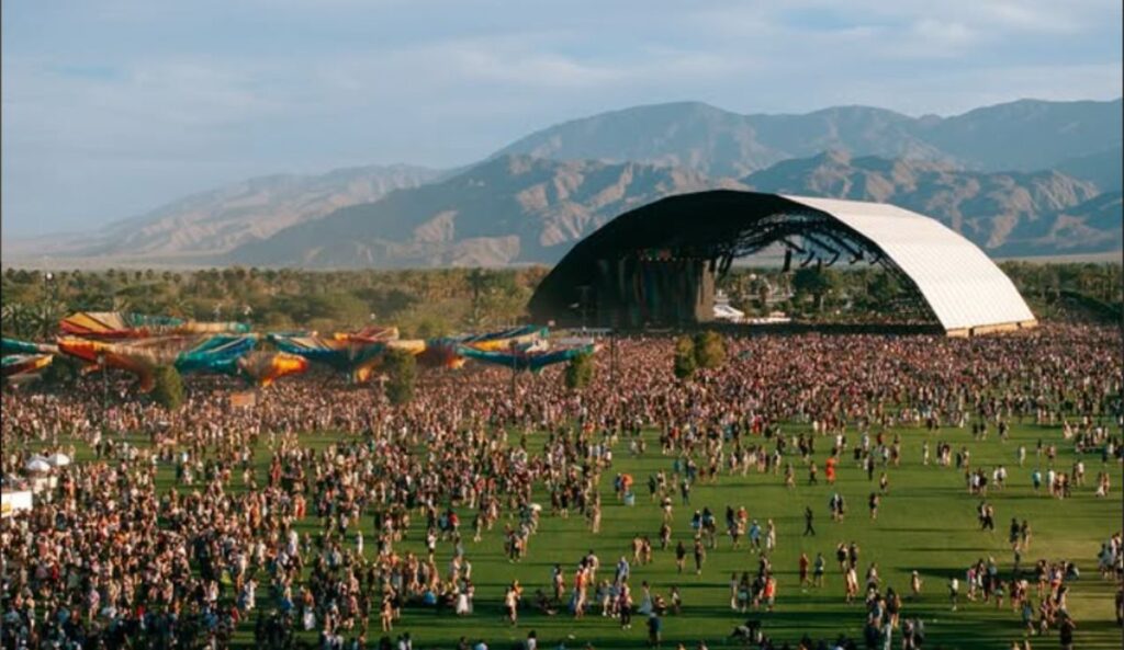 Multidão no Coachella eunida em frente ao palco principal durante o festival na Califórnia
