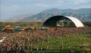 Multidão no Coachella eunida em frente ao palco principal durante o festival na Califórnia