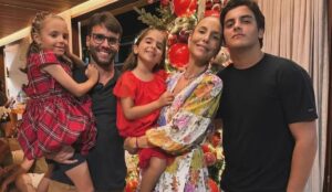 Daniel Cady e Ivete Sangalo posam com os filhos em foto de família durante celebração com decoração natalina ao fundo