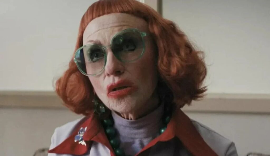 Amy Madigan como Tia Gladys em "A Hora do Mal"