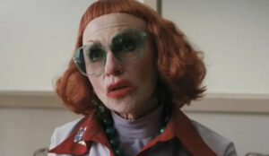 Amy Madigan como Tia Gladys em "A Hora do Mal"