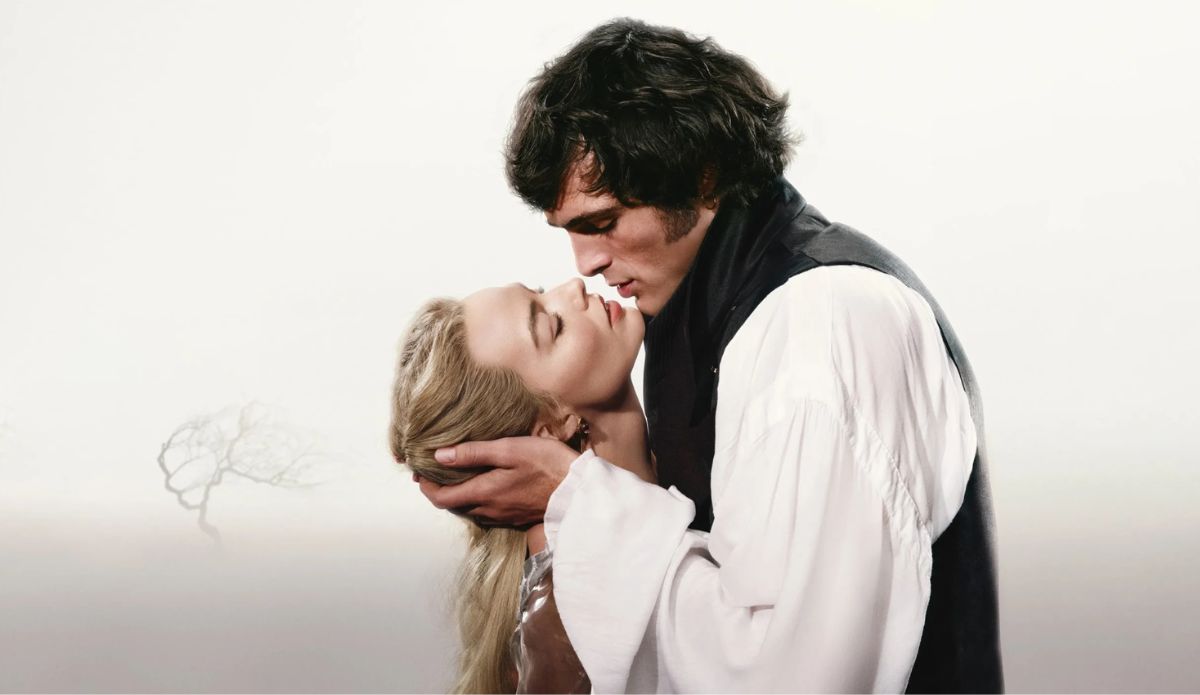 Margot Robbie e Jacob Elordi em "O Morro dos Ventos Uivantes"