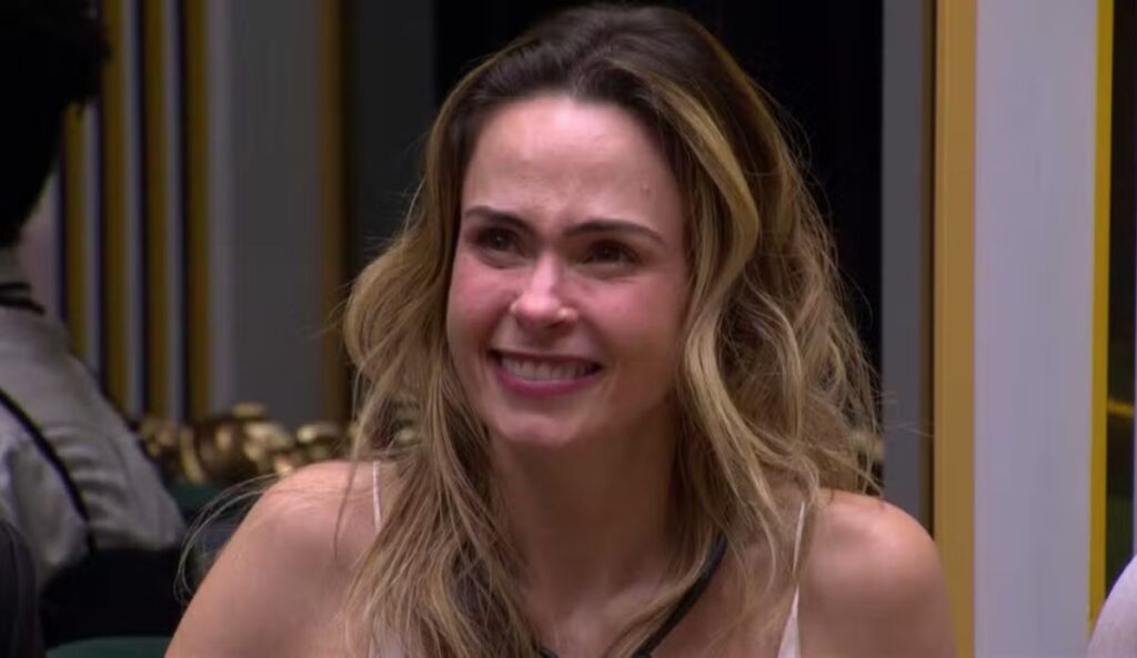 Ana Paula Renault sorrindo dentro da casa do BBB 26 durante a final do reality