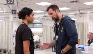 Supriya Ganesh e Noah Wyle em "The Pitt"