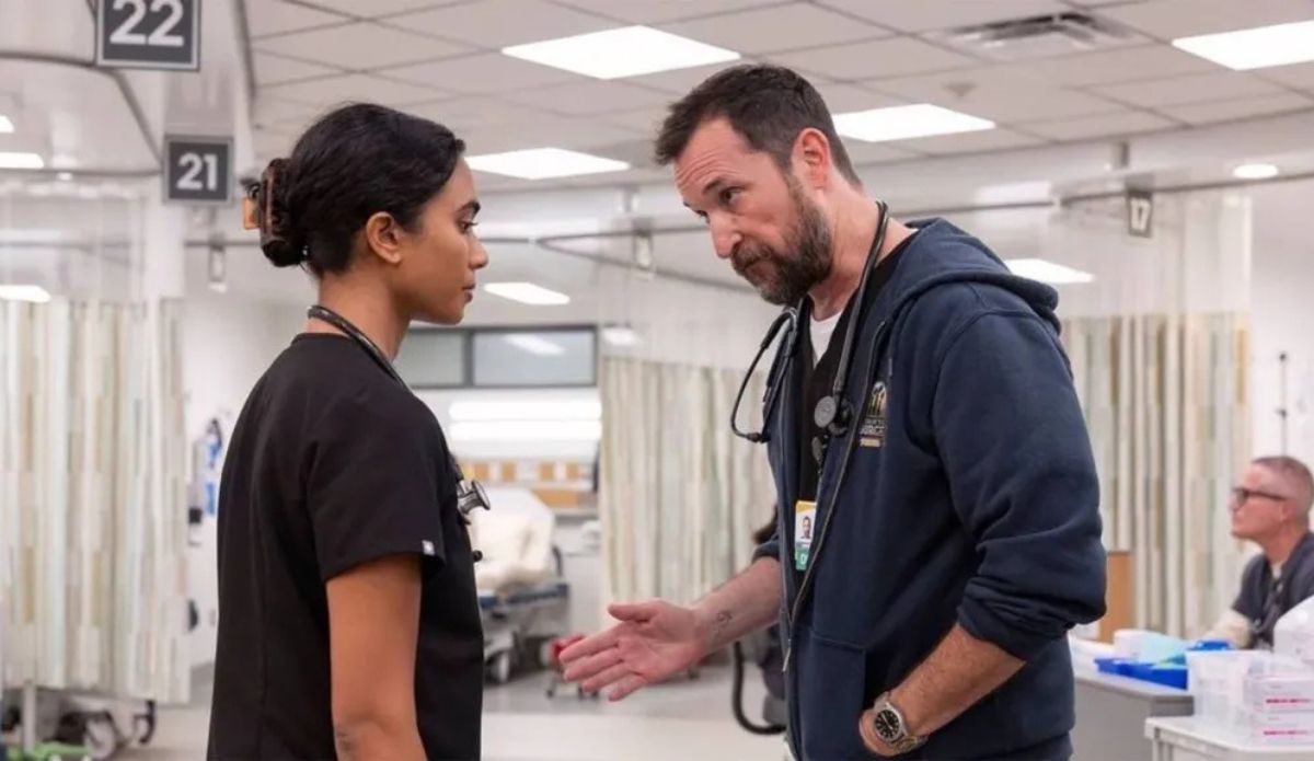 Supriya Ganesh e Noah Wyle em "The Pitt"