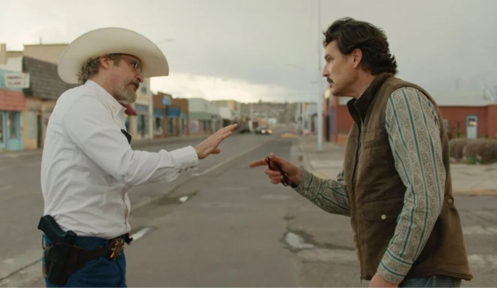 Joaquin Phoenix e Pedro Pascal em "Eddington"