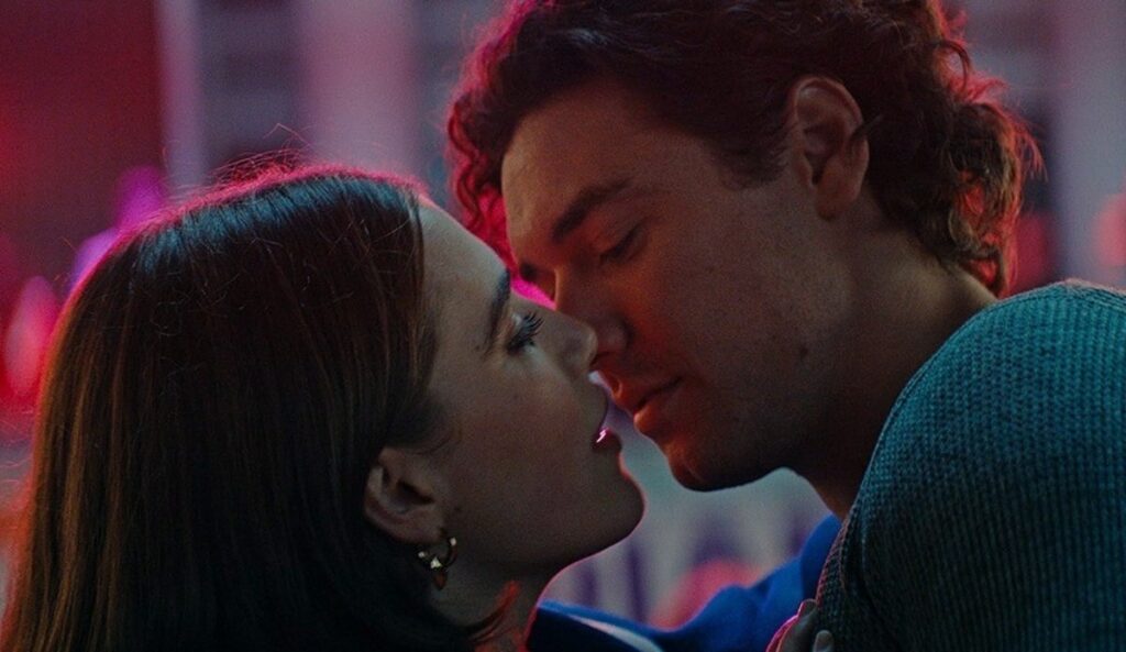 Hannah e Garrett quase se beijando