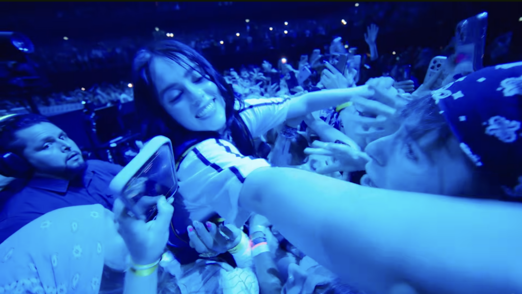 Billie Eilish em meio aos fãs para o filme Billie Eilish - Hit Me Hard and Soft: The Tour in 3D