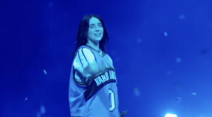 Billie Eilish no palco para o filme Billie Eilish - Hit Me Hard and Soft: The Tour in 3D