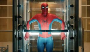 Homem-Aranha aparece preso em uma estrutura de vidro iluminada durante cena do trailer de “Homem-Aranha: Um Novo Dia”, usando o clássico uniforme vermelho e azul do herói.