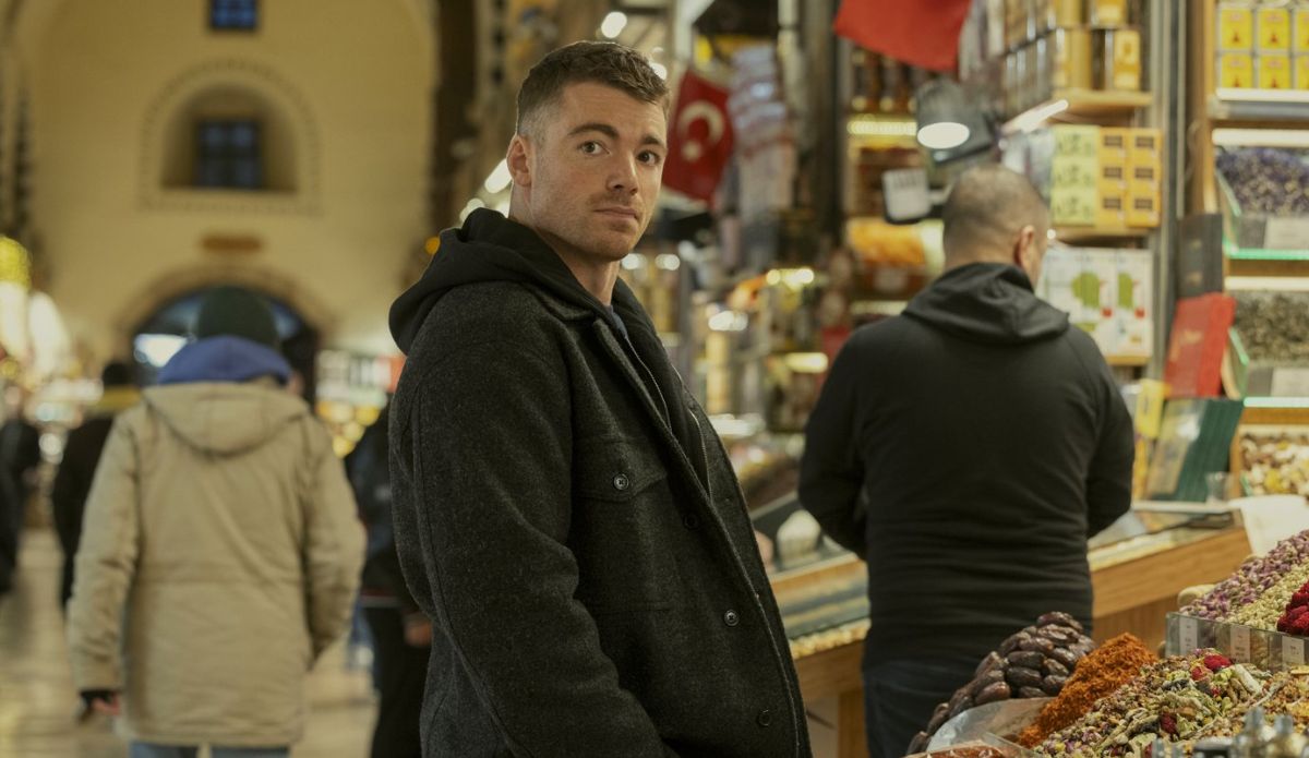 Gabriel Basso como Peter Sutherland em "O Agente Noturno"