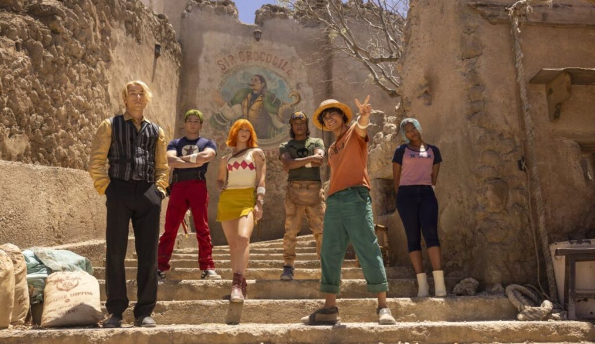 Elenco de “One Piece: A Série” reunido em cenário de Alabasta na foto inédita da 3ª temporada divulgada pela Netflix.