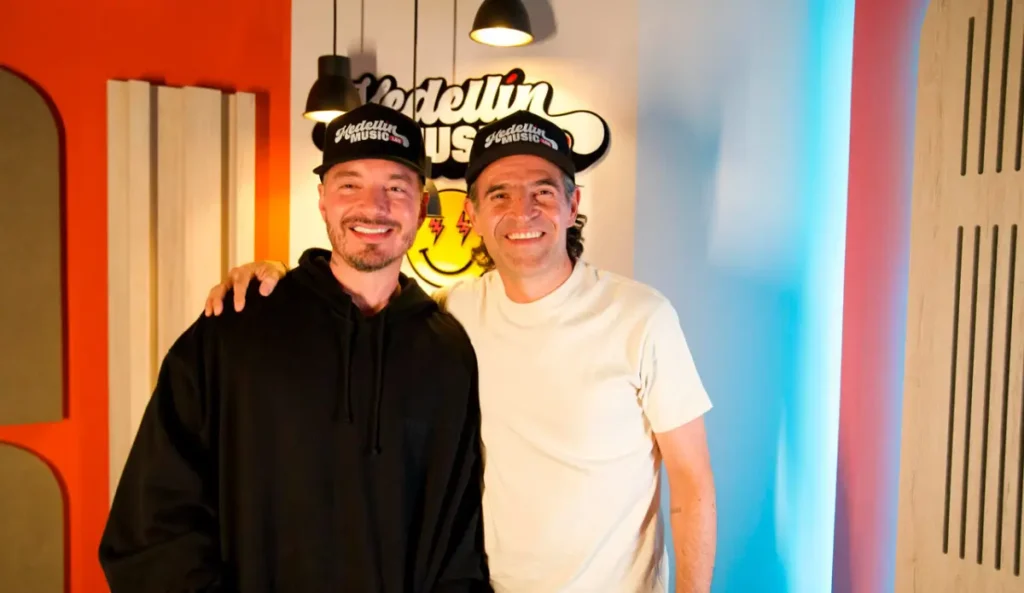 J Balvin e o secretário de juventude durante a inauguração do estúdio
