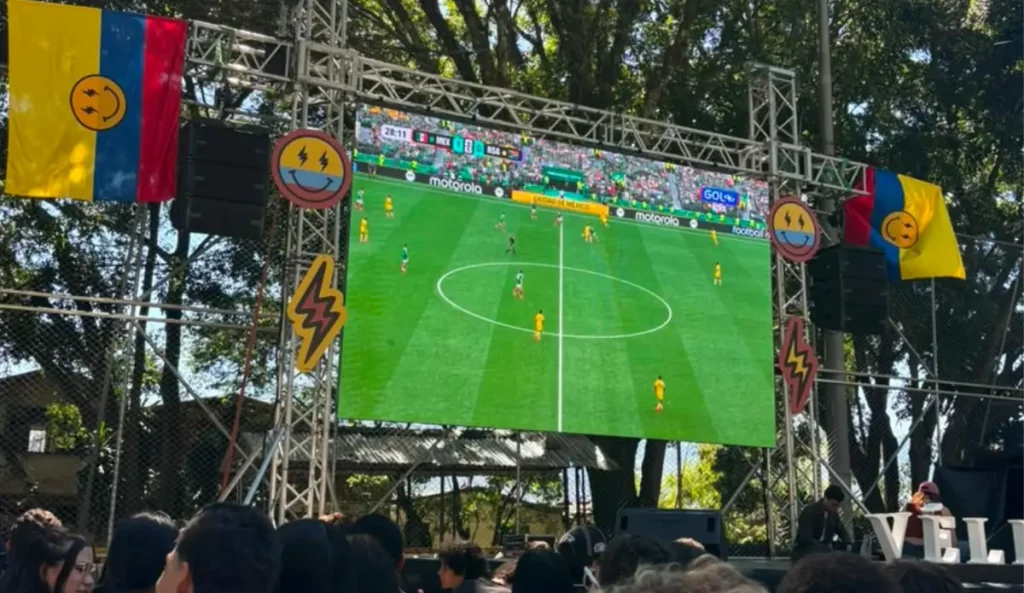 A quadra em Manrique, Medellin feita pela ONG Vibra en Alta, fundanção de J Balvin