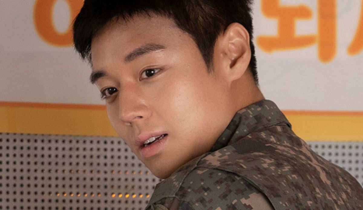 Park Ji-hoon em cena do dorama “A Lenda do Soldado Cozinheiro”. O ator aparece usando uniforme militar sul-coreano na série de fantasia e comédia exibida pelo Rakuten Viki.