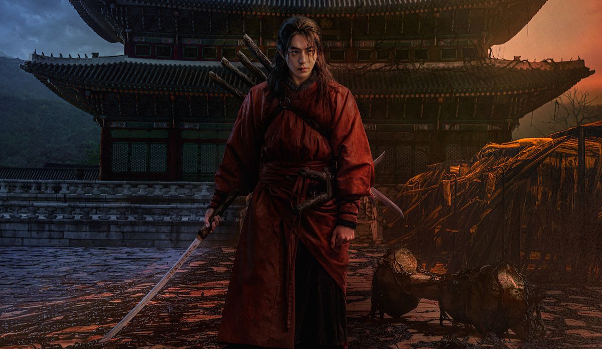**Alt text:** Nam Joo-hyuk aparece caracterizado como Gu-cheon em “A Leste do Palácio”, segurando uma espada diante de um palácio de época em clima sombrio e sobrenatural.