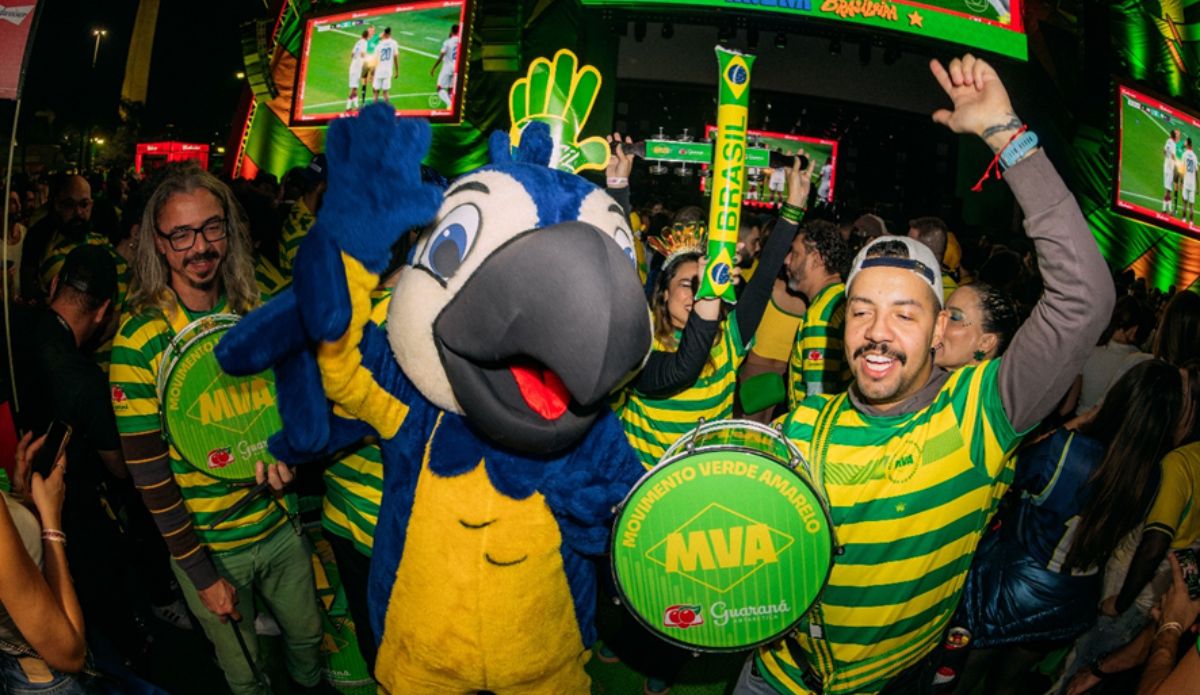 Torcedores celebram na Arena Brasileira durante transmissão de jogo do Brasil no Parque Ibirapuera