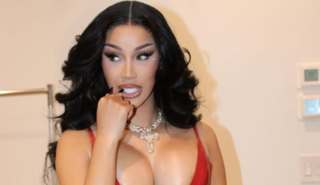 Cardi B, uma das atrações confirmadas no BET Awards 2026, posa com vestido vermelho e colar brilhante