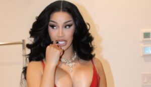 Cardi B, uma das atrações confirmadas no BET Awards 2026, posa com vestido vermelho e colar brilhante