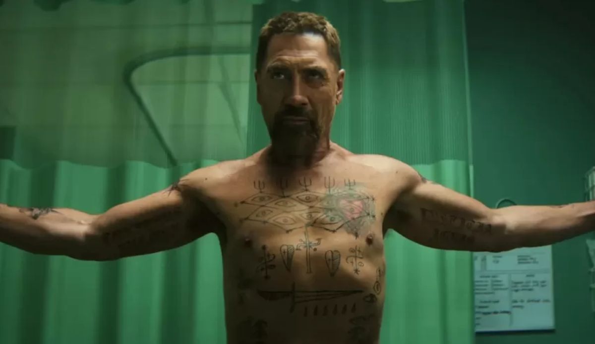 Javier Bardem interpreta Max Cady na série “Cabo do Medo”, produção do Apple TV baseada no clássico thriller psicológico. O personagem aparece sem camisa, exibindo tatuagens pelo corpo em uma cena de forte tensão dramática