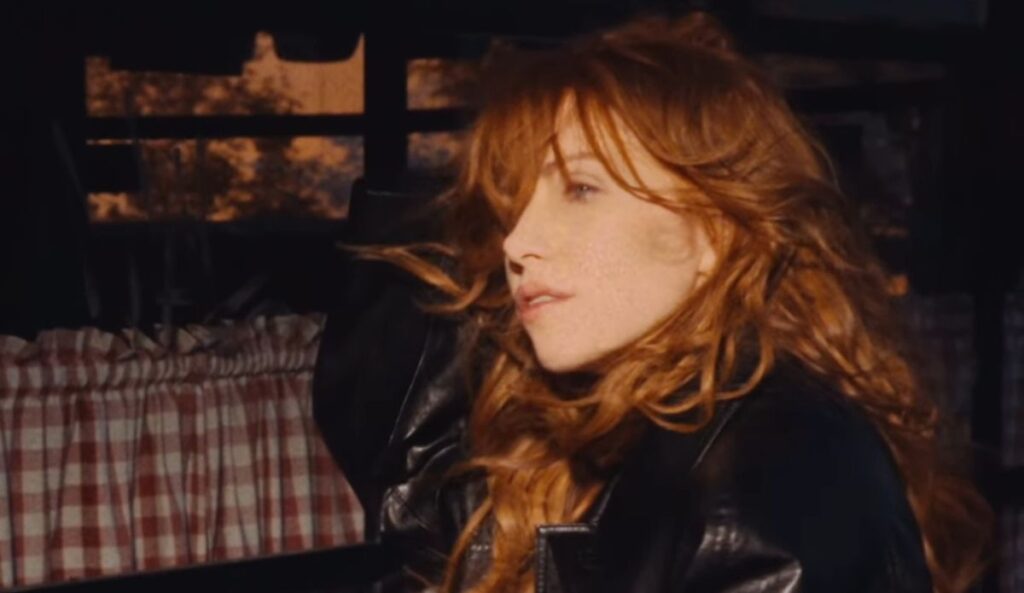 Carly Rae Jepsen divulga imagem da era “Day and Night”, seu novo álbum duplo com lançamento em setembro.