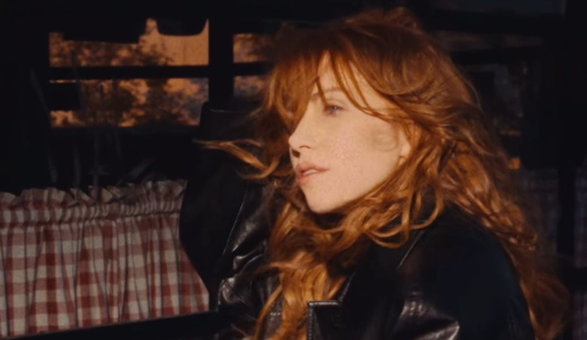 Carly Rae Jepsen divulga imagem da era “Day and Night”, seu novo álbum duplo com lançamento em setembro.