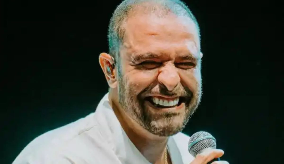 Diogo Nogueira, que cancelou shows após problema de saúde, aparece sorrindo durante apresentação