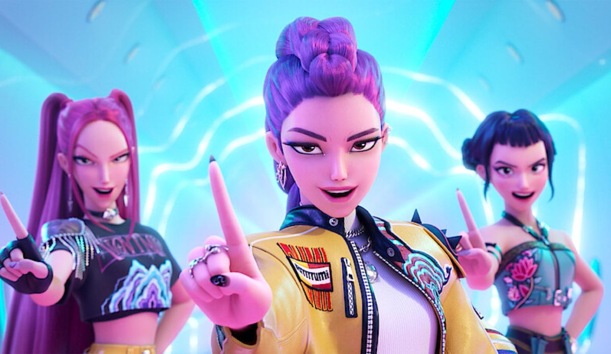 Imagem da animação “Guerreiras do K-Pop” mostra as integrantes do grupo HUNTR/X posando em cenário azul neon.