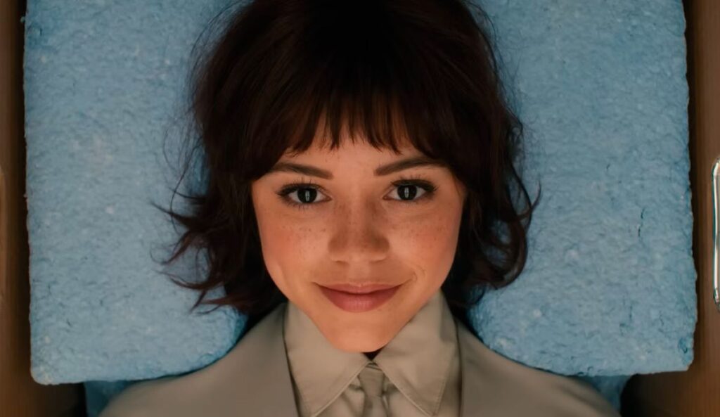 Jenna Ortega em "Klara e o Sol"