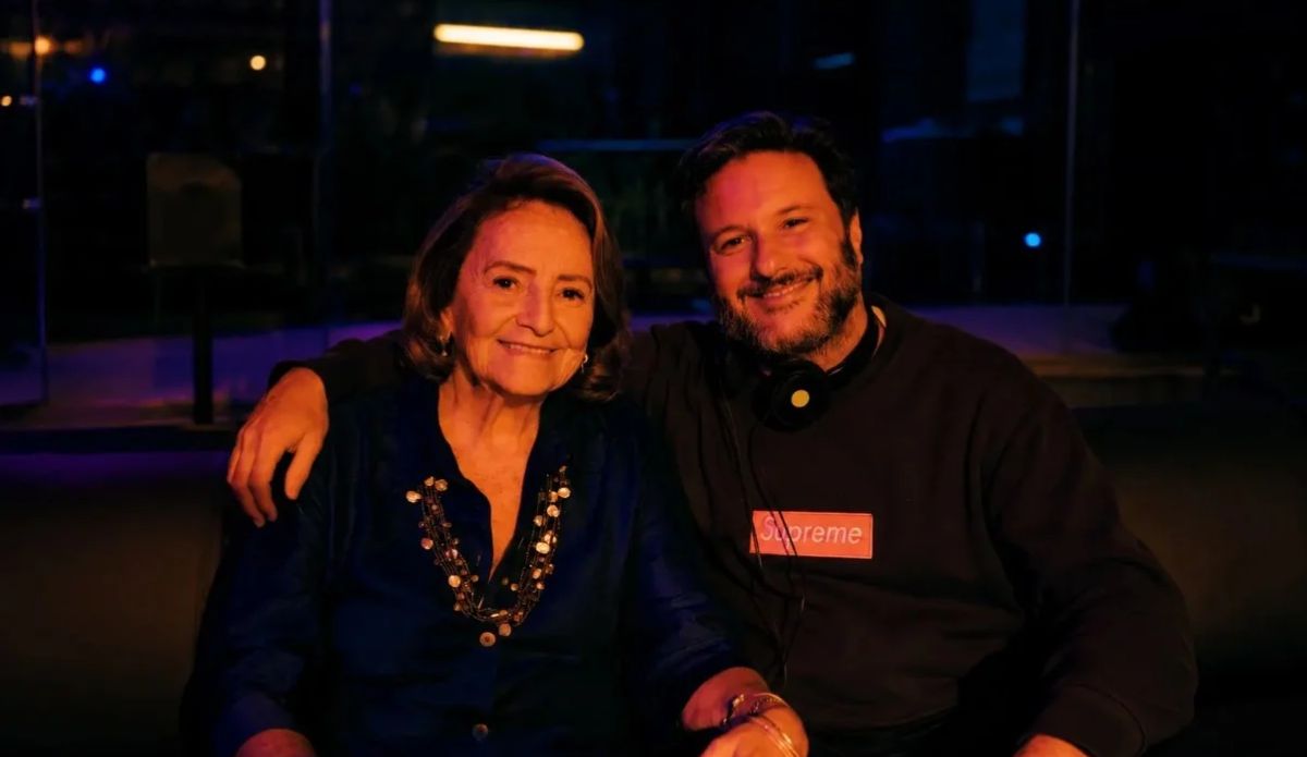 Lucinha Araújo e o diretor José Francisco Tapajós nos bastidores de “Replay: Exagerado”, projeto que homenageia os 40 anos do álbum de estreia solo de Cazuza com releituras de artistas da nova geração.