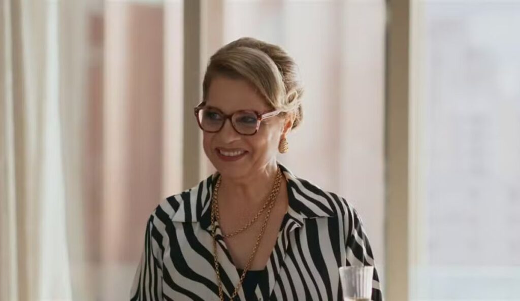 Silvana (Belize Pombal) sorri em cena de "Quem Ama Cuida", novela da TV Globo. Personagem protagoniza os acontecimentos do resumo dos capítulos de 29 de junho a 4 de julho.