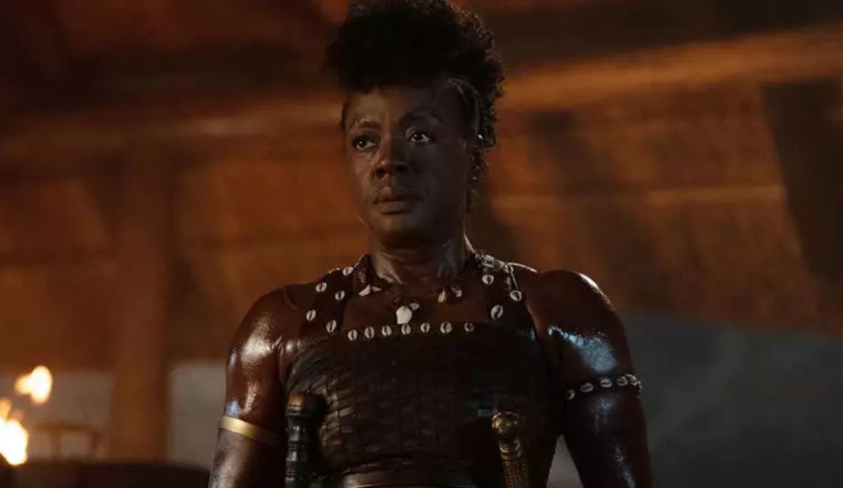 Viola Davis aparece em cena de ação com figurino escuro e armadura, em ambiente iluminado por tons quentes; atriz será produtora executiva do filme brasileiro “Cinco Tipos de Medo”.
