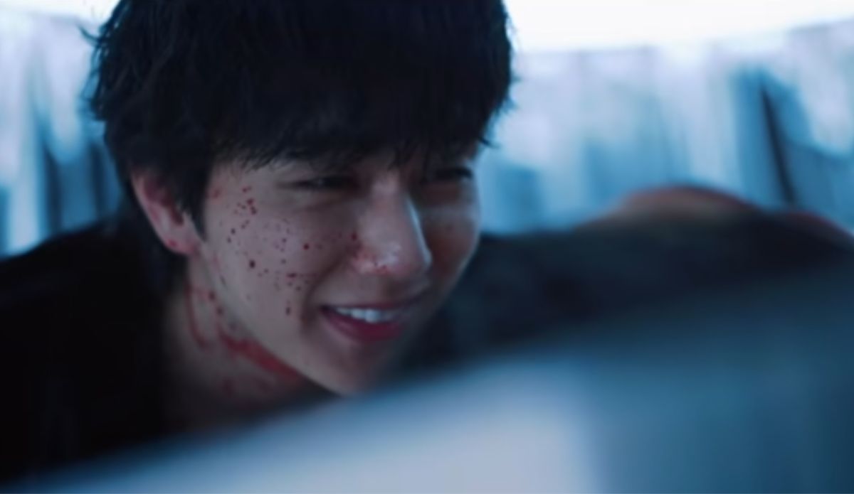 Yoo Seung-ho aparece com o rosto respingado de sangue e um sorriso inquietante em cena do trailer da 2ª temporada de "Flex X Cop"