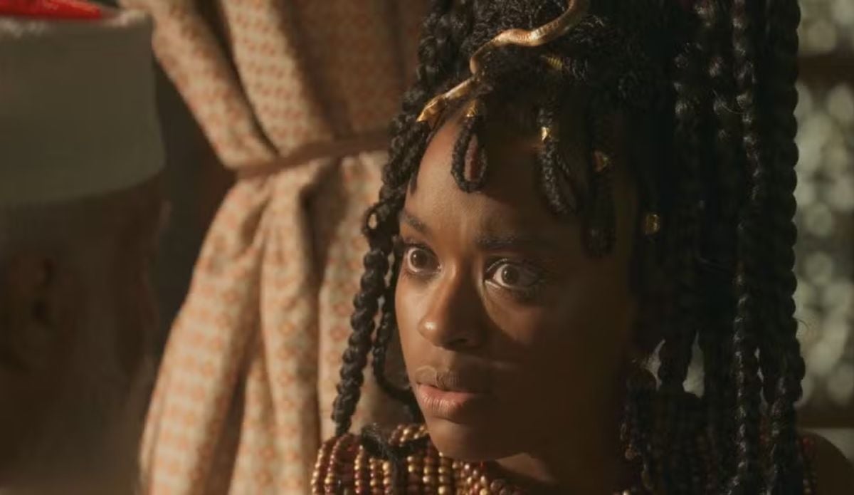 Kênia (Nikolly Fernandes) reage com expressão de medo em cena de "A Nobreza do Amor". A personagem enfrenta Jendal nos capítulos do resumo da semana de 6 a 11 de julho.