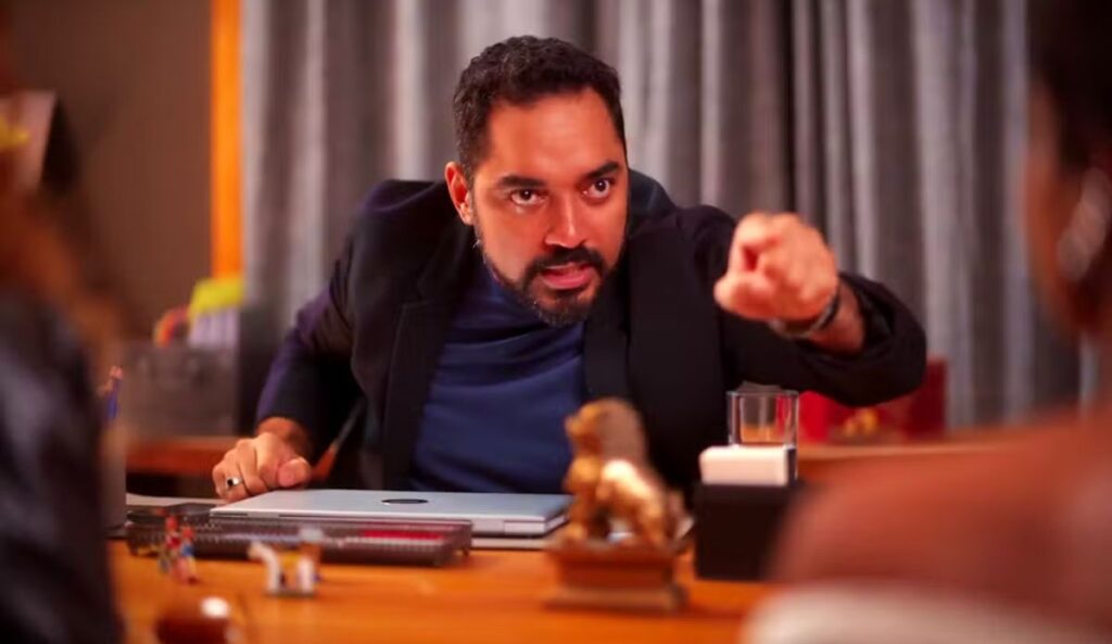 Ronei confronta João Raul em "Coração Acelerado" após cantor decidir romper contrato e assumir seu romance com Agrado.