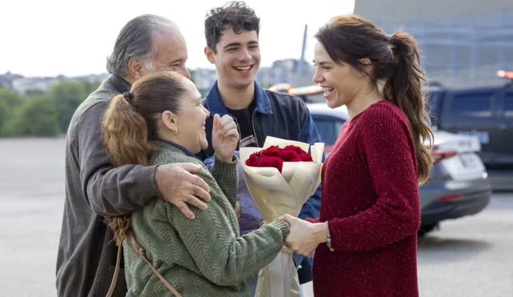 Adriana (Leticia Colin) recebe flores e é recebida pela família após conquistar a liberdade condicional em cena de "Quem Ama Cuida", novela da TV Globo, no resumo da semana de 6 a 11 de julho.