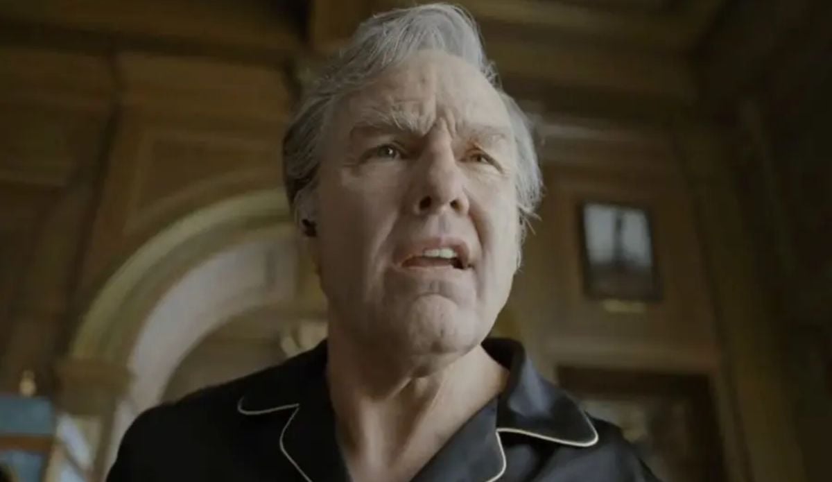 Tom Cruise irreconhecível no trailer de "Digger", caracterizado como o CEO bilionário Digger Rockwell, com cabelos grisalhos e visual envelhecido.