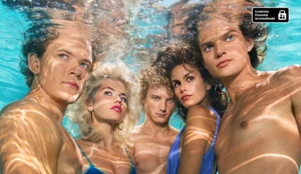 Elenco de "Estilhaços", nova série de Ryan Murphy, posa submerso em piscina na imagem promocional do suspense teen que estreia no Disney+.