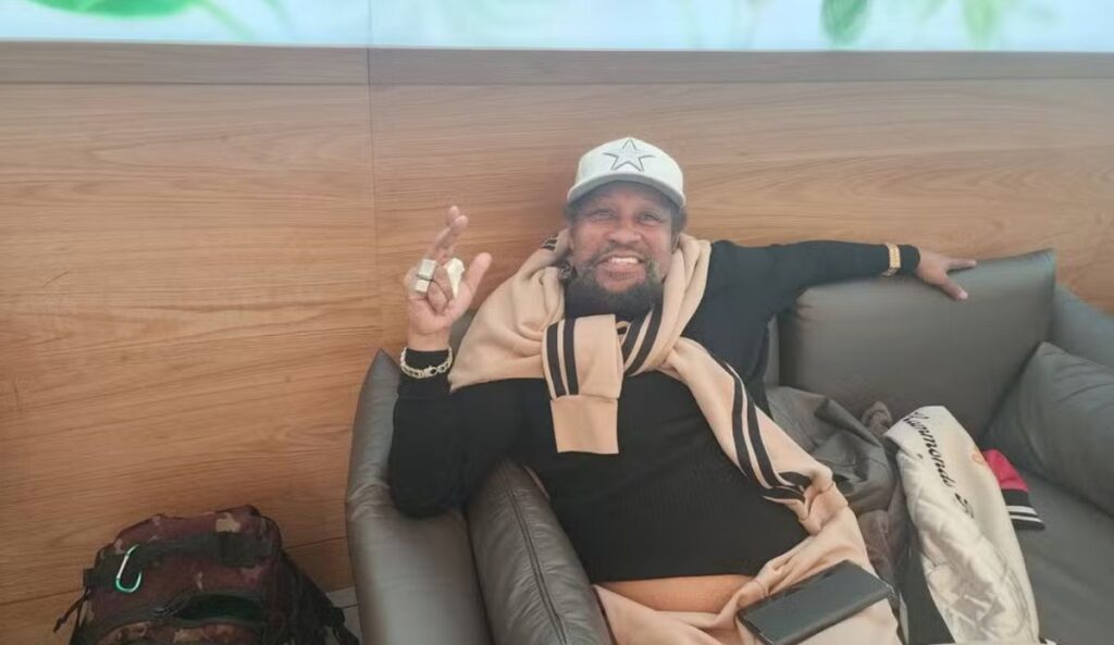 Victor Willis, vocalista do Village People e voz de “Y.M.C.A.”, aparece sorrindo antes de morrer aos 74 anos.
